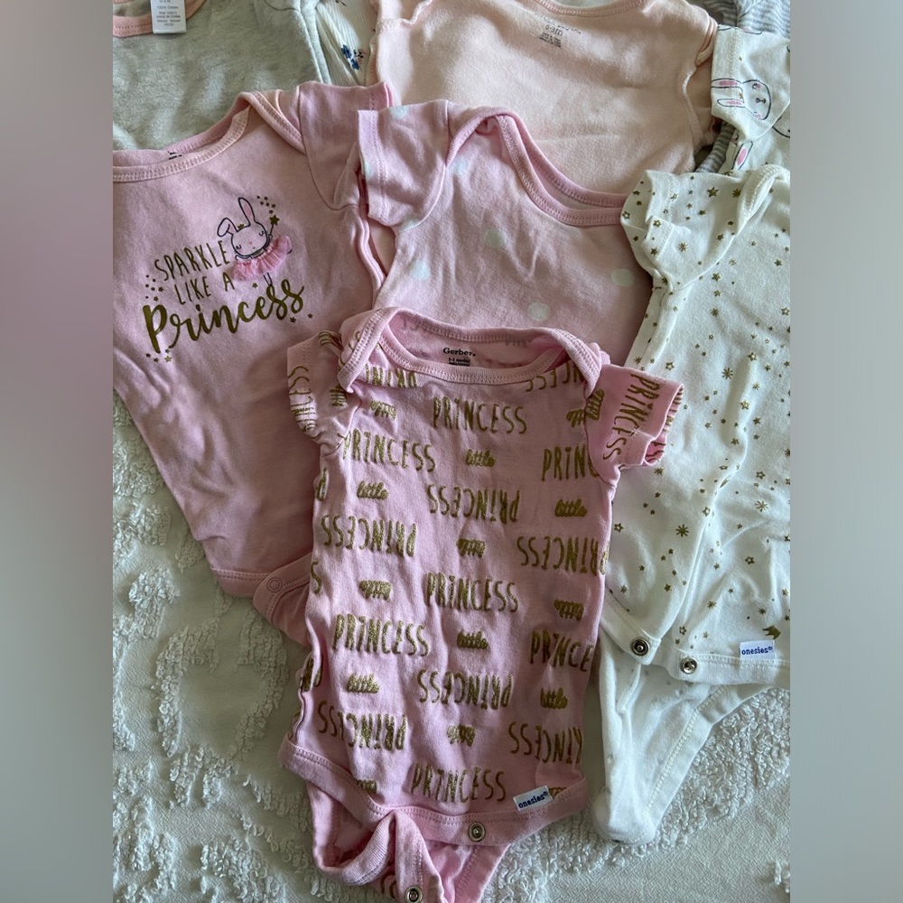 Newborn 0-3 months baby girl onesie bundle cotton gerber and carters nice shape